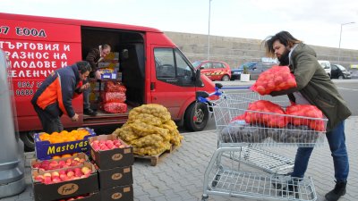 Микробус разтовари килограми с картофи и плодове за кризисния център на Морска гара. Снимки Черноморие-бг