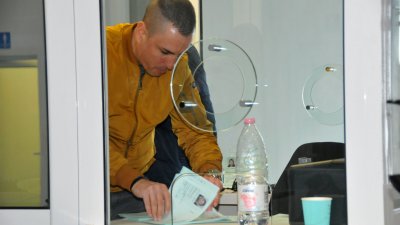 Две поредни седмици мобилни екипи на ДАБ обработваше в Бургас документи за международна закрила. Снимка Архив Черноморие-бг
