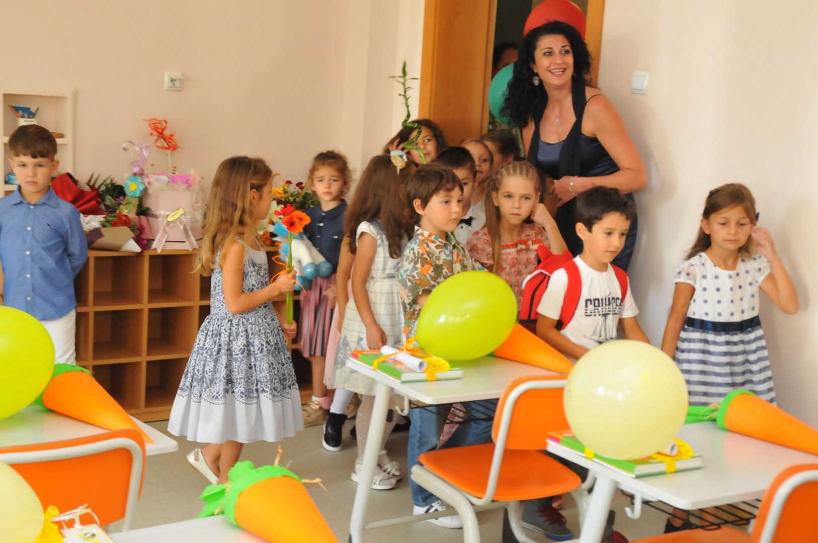 Христина Ганева въведе своите ученици в класната стая. Снимки Лина Главинова