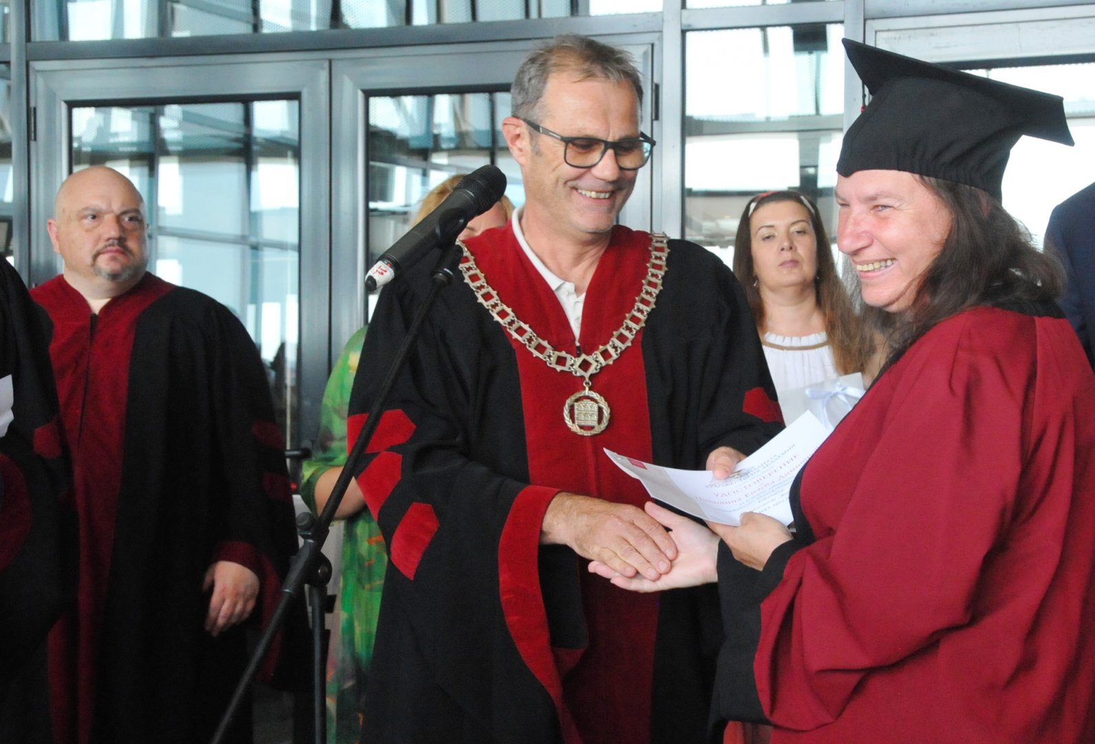 Ректорът на НХА проф. Георги Янков връчи дипломите на бакалаврите. Снимки Черноморие-бг