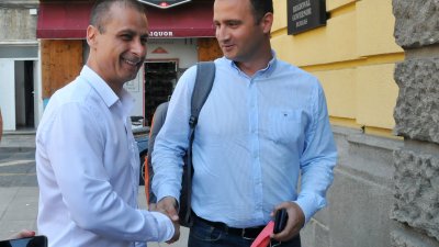 Депутатът Живко Табаков (вляво) поздрави колегата си Жечо Станков преди да влязат в сградата на Областна управа. Снимки Черноморие-бг