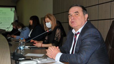 Зам.-кметът по бюджет и финанси Красимир Стойчев представи в продължение на час проекта за бюджет на общината за 2022 година. Снимки Черноморие-бг