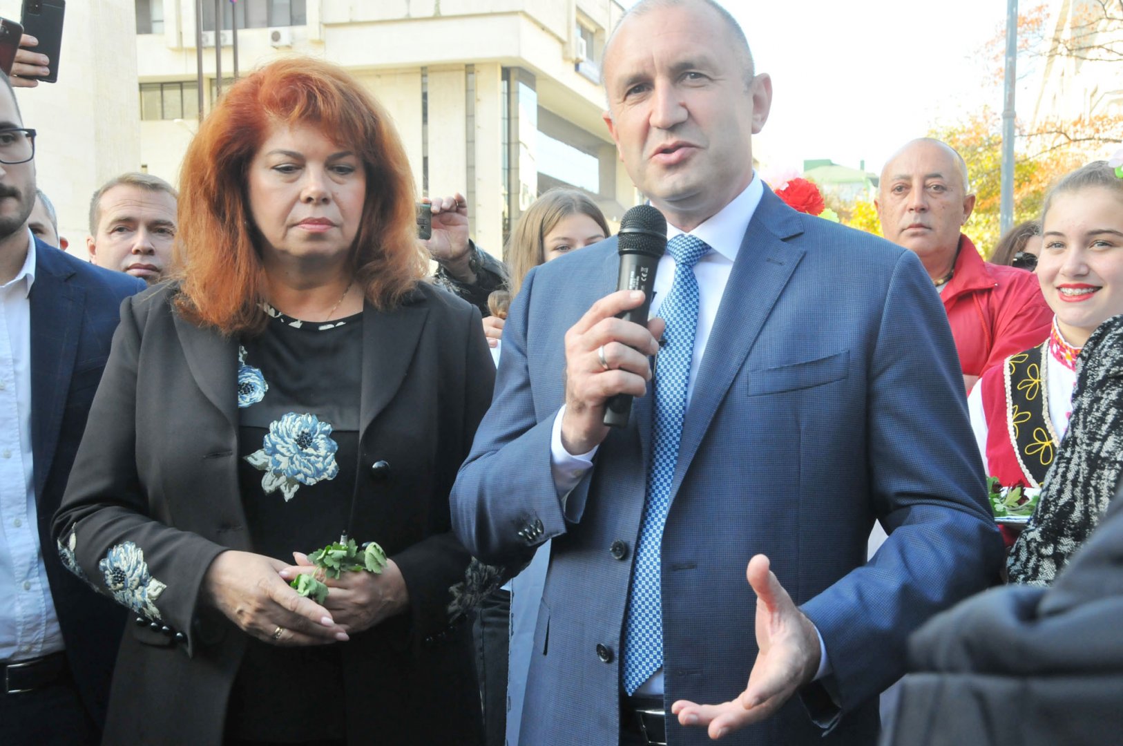 Президентът Румен Радев се срещна с бургазлии, придружен от вицепрезидента Илияна Йотова. Снимки Черноморие-бг