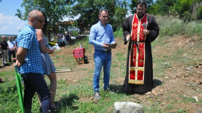 Отец Стилиян освети камъка, който ще бъде поставен в основата на градежа. Снимки Черноморие-бг