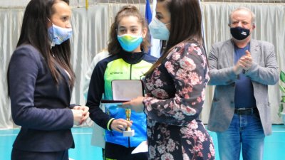 Галя Желязкова (в среден град) връчи първия приз треньора Мария Калангерова и състезателката Виктория Сахатчиева. Снимки Черноморие-бг