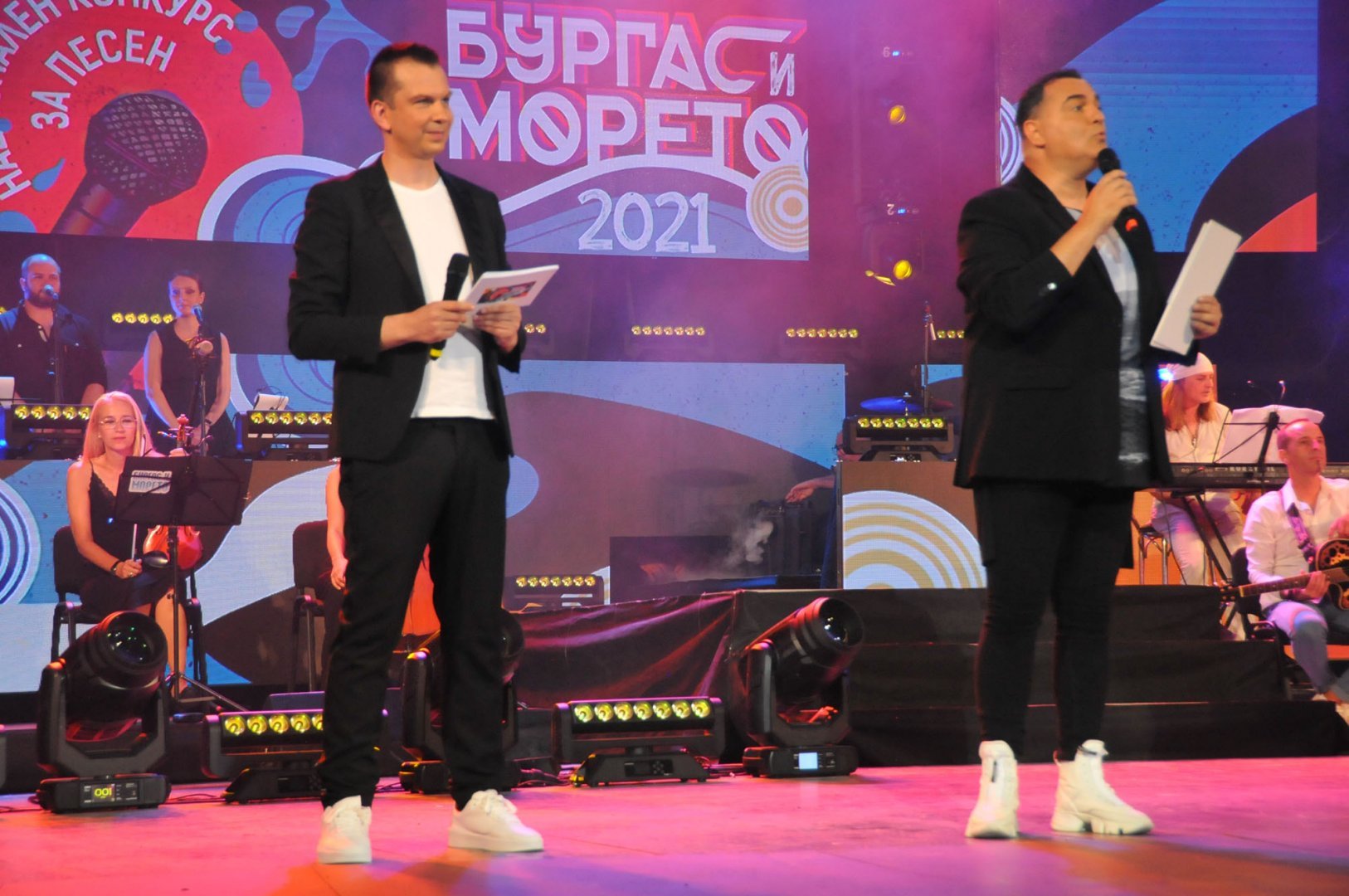 Атанас Стоянов и Драгомир Драганов (вдясно) бяха водещи на конкурса през миналата година. Снимка Архив Черноморие-бг