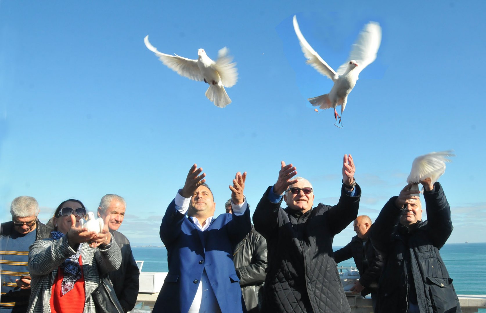 Кандидат-депутатите пуснаха 33 бели гълъба в небето и призоваха да ги подкрепят с номер 33 на вота в неделя. Снимки Черноморие-бг