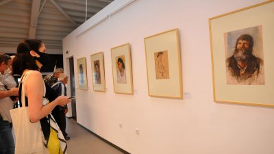 Рисунки и авкарели на Христо Явашев - Кристо, рисувани от него по време на обучението му в Националната художествена академия, са подредени в изложба в залата на филиала на НХА в Бургас. Снимки Черноморие-бг