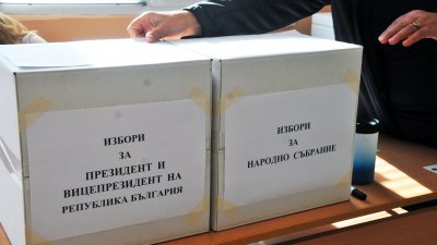 В някои секции избирателите пускат двете разписки в отделни кутии, което е нарушение. Снимка Черноморие-бг