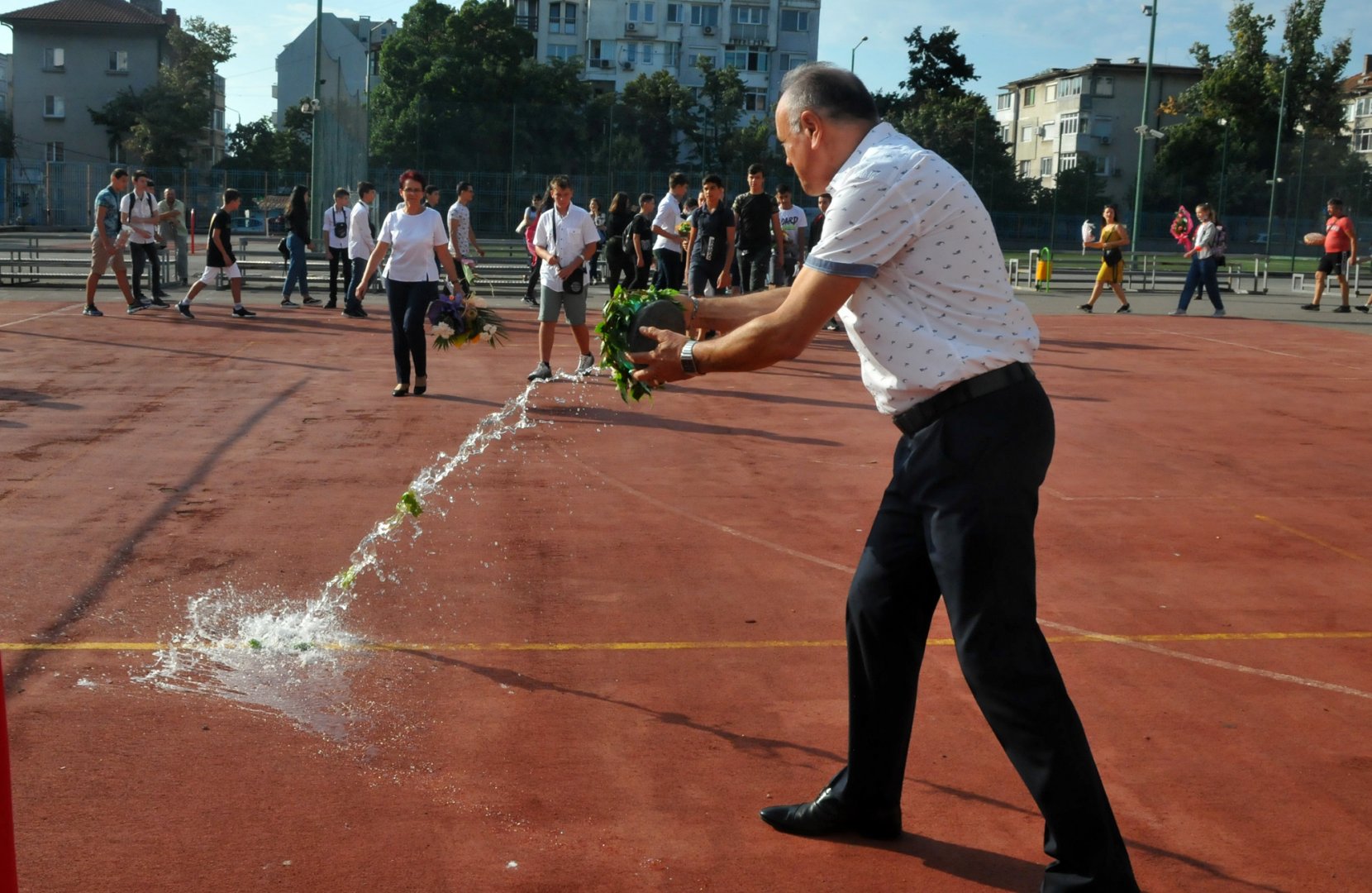 Директорът Коста Папазов лисна менчето с вода в края на церемонията. Снимки Черноморие-бг