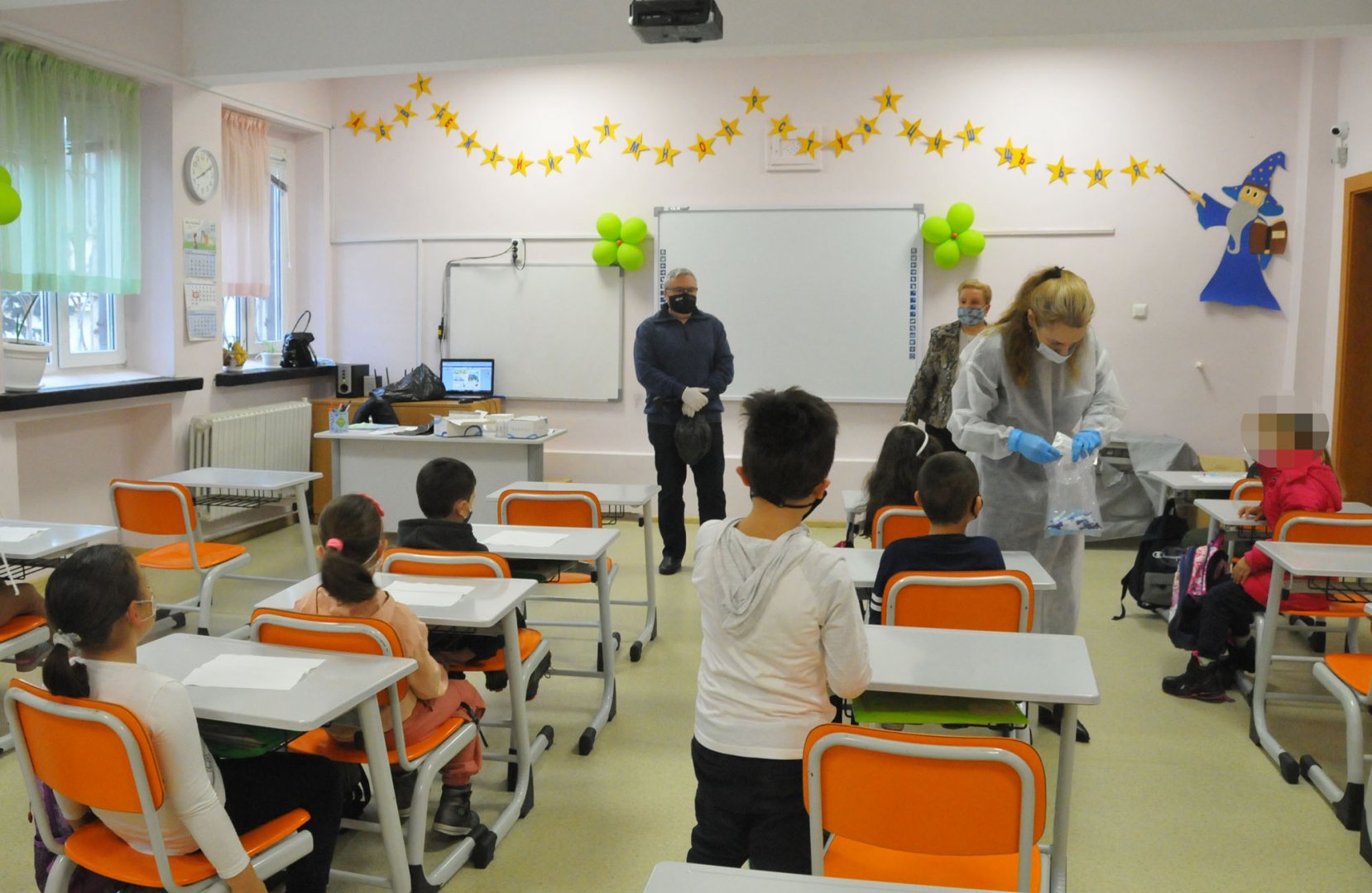 Децата бяха тествани преди началото на първия учебен час. Снимки Черноморие-бг