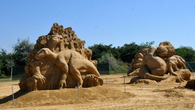 Скулптури на героите от Джурасик парк, изваяни от пясък са представени в 15-то издание на пясъчния фестивал в Бургас тази година. Той ще бъде открит утре, 1-и юли в 18.00 часа и ще бъде с вход свободен. От 2-и юли до края на септември той ще работи без почивен ден и всички желаещи ще имат възможност да го посетят от 9.00 часа до 21.00 часа. Снимки Черноморие-бг 