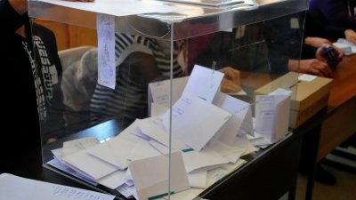 В СИК 31 се гласува с хартиена бюлетина. Снимки Черноморие-бг