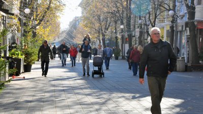 Бургазлии се възползваха от слънчевото и топло за ноември време, за да се разходят. Снимки Черноморие-бг