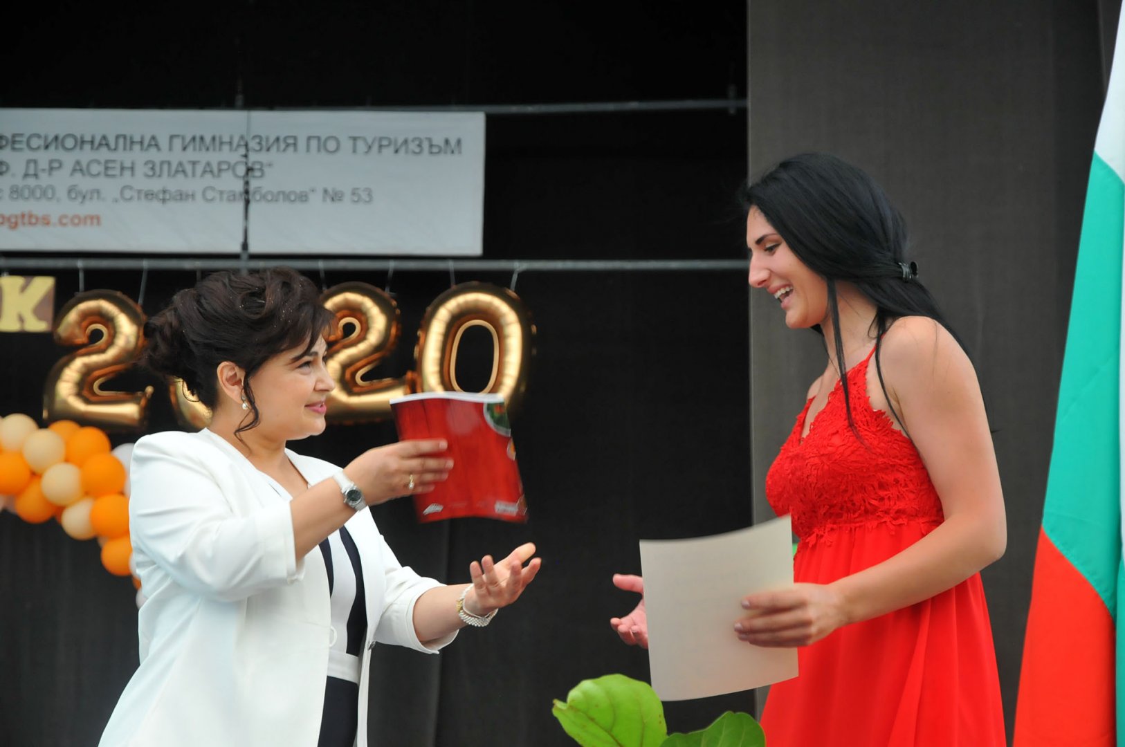 Директорът на ПГТ Силвия Пехливанова връчи грамотите на отличниците. Снимки Черноморие - бг