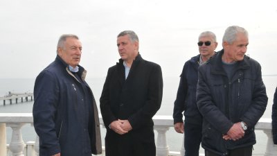 Павел Маринов (вторият отляво надясно) бе кандидат за депутат от БСП за България през април, сега води листата на Лява алтернатива. Снимка Черноморие-бг