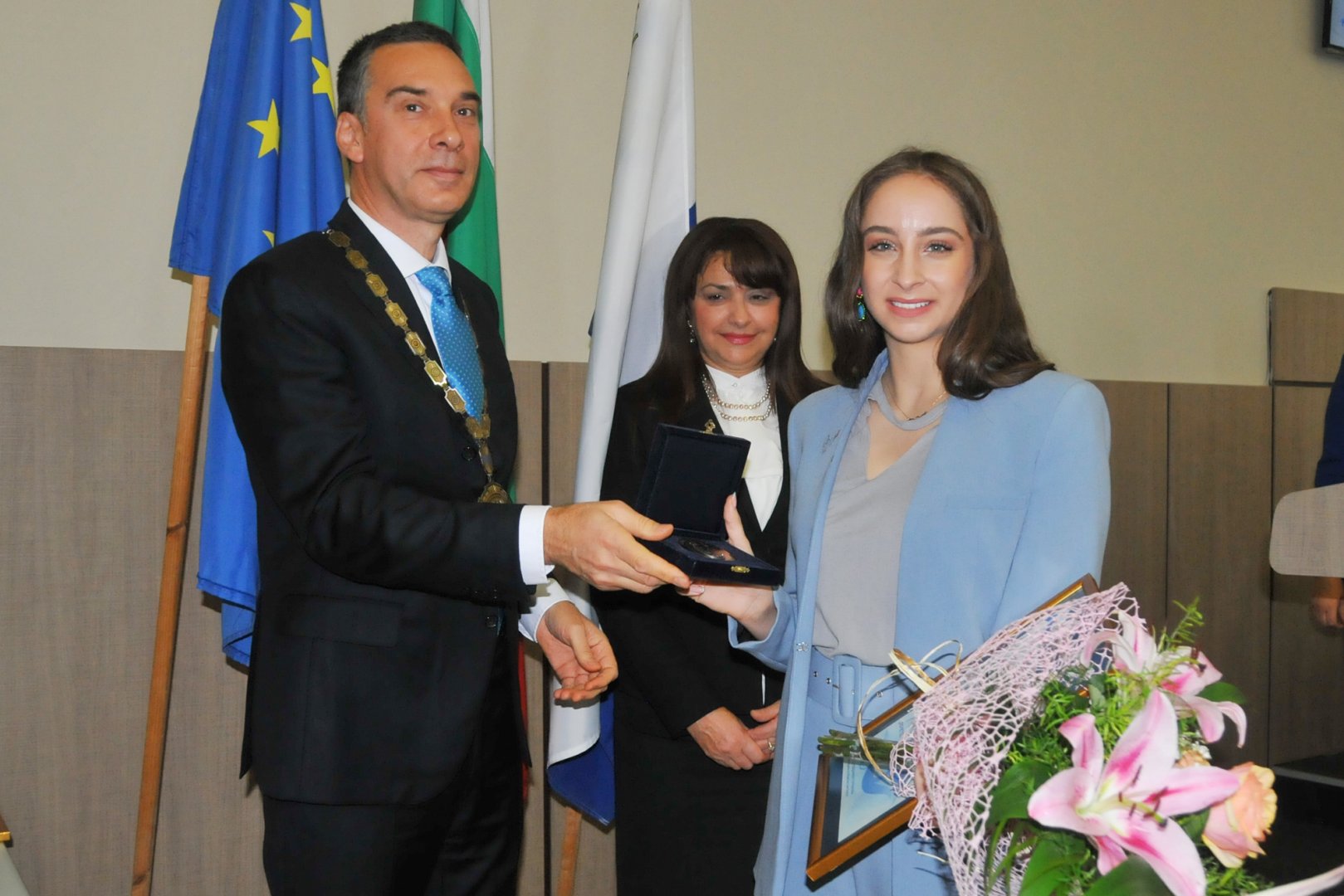 Стефани Кирякова стана почетен гражданин на Бургас. Снимки Черноморие-бг