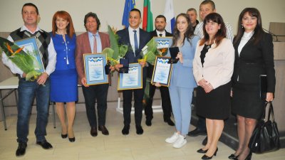 Почетните граждани на Бургас за 2020 и 2021 година бяха наградени на днешния Никулден. Снимки Черноморие-бг