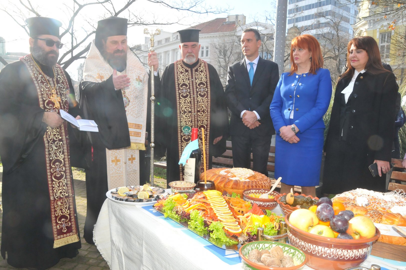 Агатаполският епископ Йеротей (вторият отляво надясно) освети трапезата, подредена от Регионалния музей в Бургас. Снимки Черноморие-бг