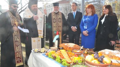 Агатаполският епископ Йеротей (вторият отляво надясно) освети трапезата, подредена от Регионалния музей в Бургас. Снимки Черноморие-бг