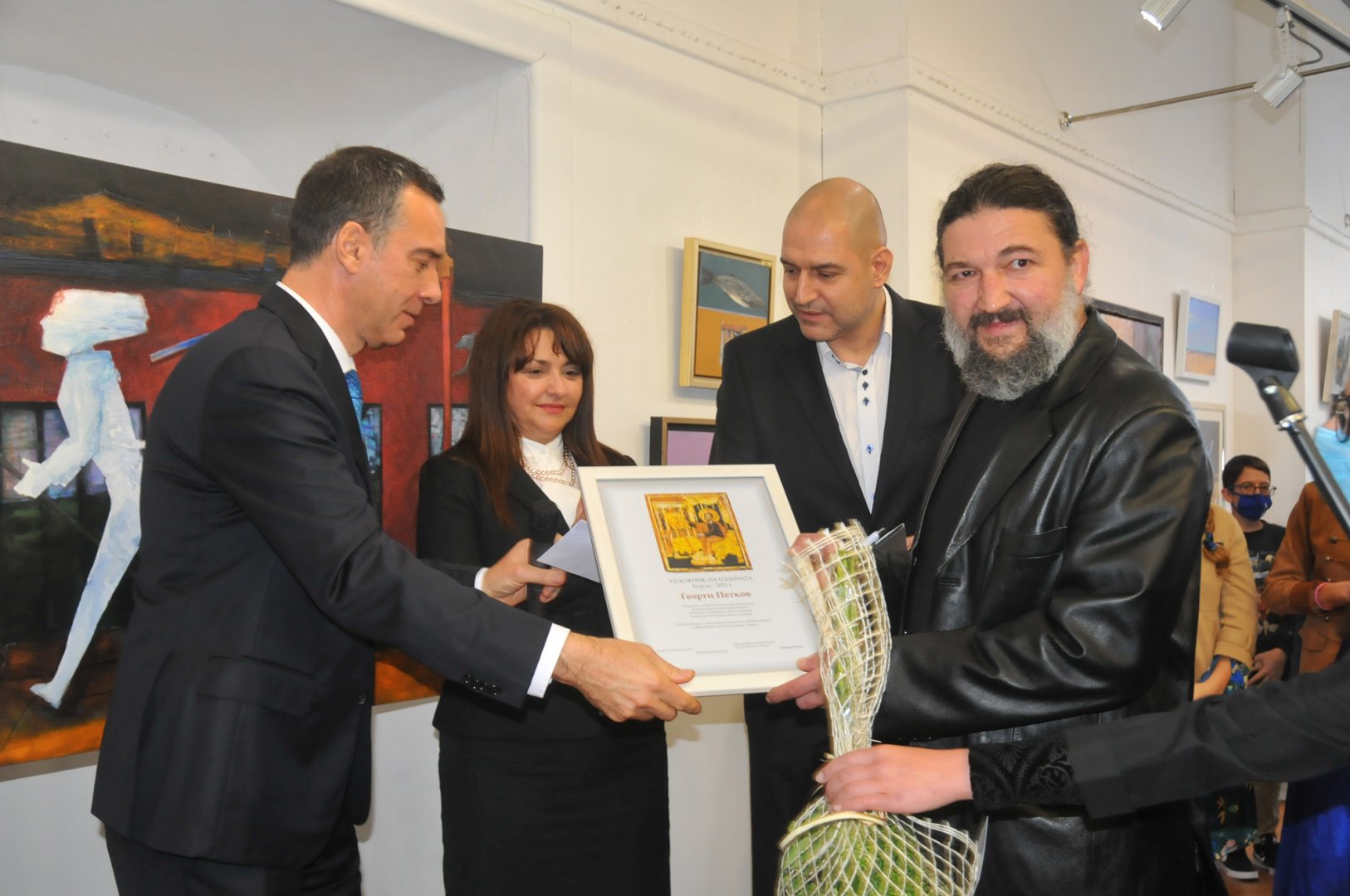 Кметът на Бургас Димитър Николов (вляво) връчи наградата на художника Георги Петков. Снимка Черноморие-бг