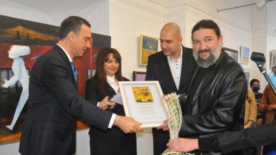 Кметът на Бургас Димитър Николов (вляво) връчи наградата на художника Георги Петков. Снимка Черноморие-бг