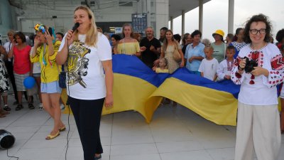 С флашмоб на терасата на културен център Морско казино украинската общност в Бургас отбеляза Деня на независимостта на Украйна. Мотото на проявата е верига на единственото. Украински деца показаха своите умения в изкуството. Снимки Черноморие-бг