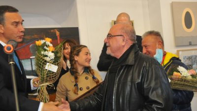 Кметът на Бургас Димитър Николов (вляво) връчи приза на Скойто Сакалиев. Снимки Черноморие-бг
