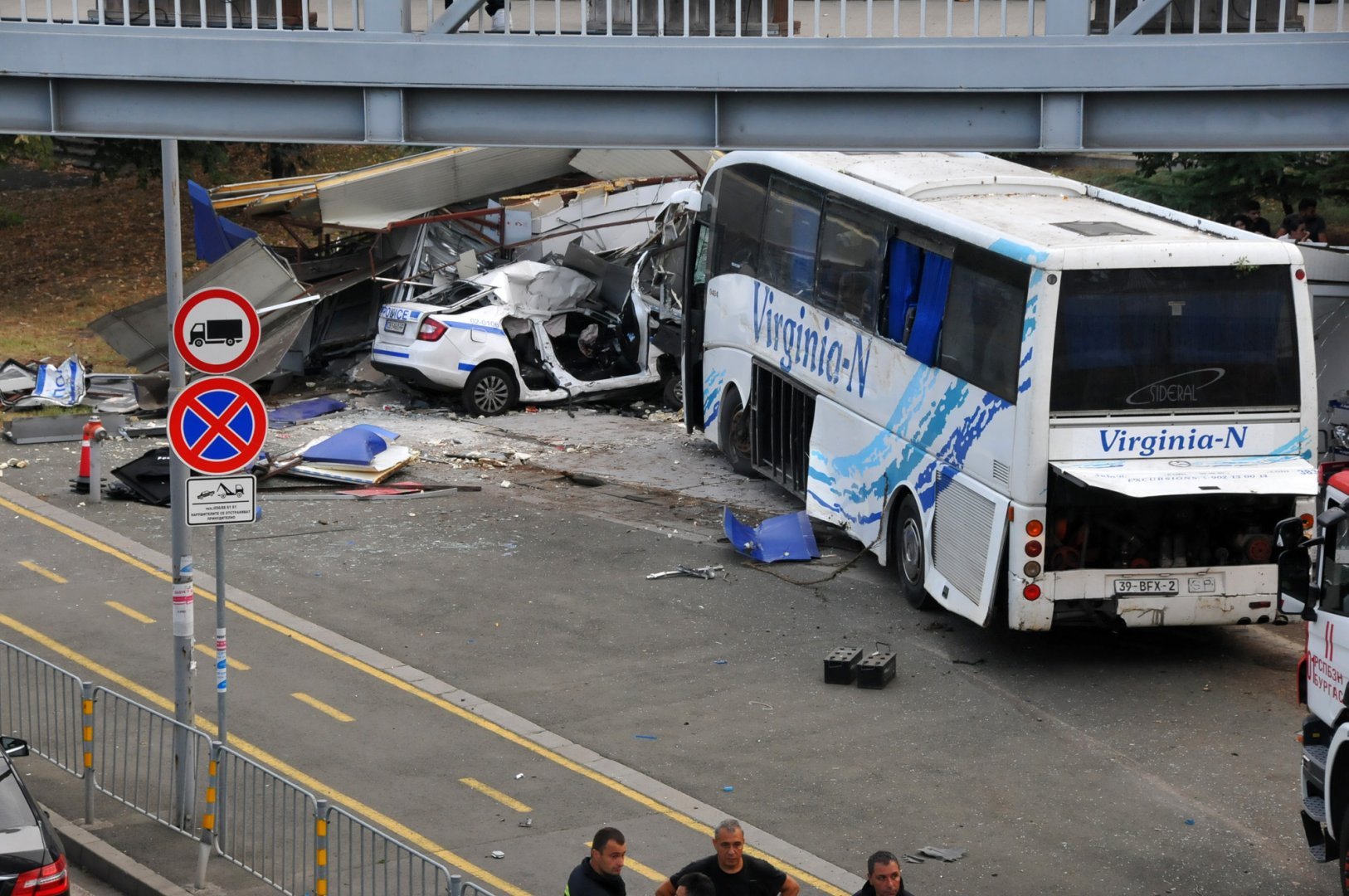 Автобусът с нелегалният се вряза в полицейската кола с двамата униформени в нея. Снимка Архив Черноморие-бг