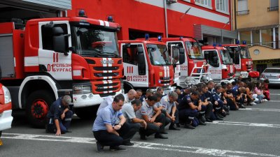 Точно в 13.00 часа пожарникарите почетоха паметта на полицаите, загинали при изпълнение на служебния си дълг. Снимки Черноморие-бг