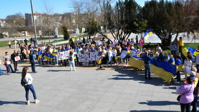Над 200 украинци дойдоха на площад Тройката заедно с децата си, за да участват в поредния протест против войната в родината им. Снимки Черноморие-бг