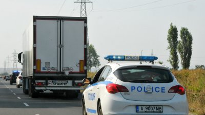 Камионът с мигрантите бе задържан на 28-ми август и ескортиран до Росенец. Снимка Черноморие-бг