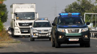 Товарният камион със задържаните мигранти бе екскортиран от полицията в поделението на Гранична полиция в Ченгене скеле. Снимки Черноморие-бг