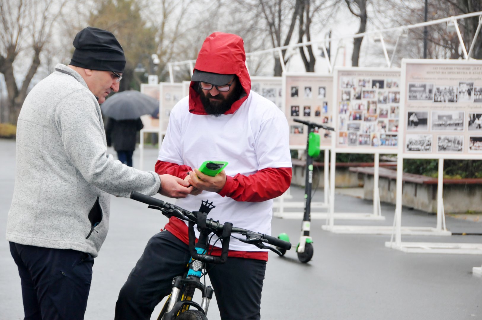 Петър Ванев (вдясно) измина маршрута с колело и предаваше наживо как стига от една точка до друга. Снимки Черноморие-бг