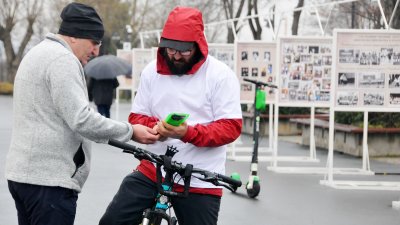 Петър Ванев (вдясно) измина маршрута с колело и предаваше наживо как стига от една точка до друга. Снимки Черноморие-бг