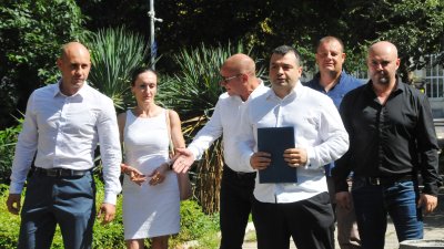 Константин Бачийски (на преден план с папката) заедно с част от кандидатите в листата входираха документите в РИК. Снимки Черноморие-бг