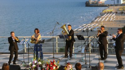Музикантите от групата свириха под открито небе на терасата на Казиното. Снимки Черноморие-бг