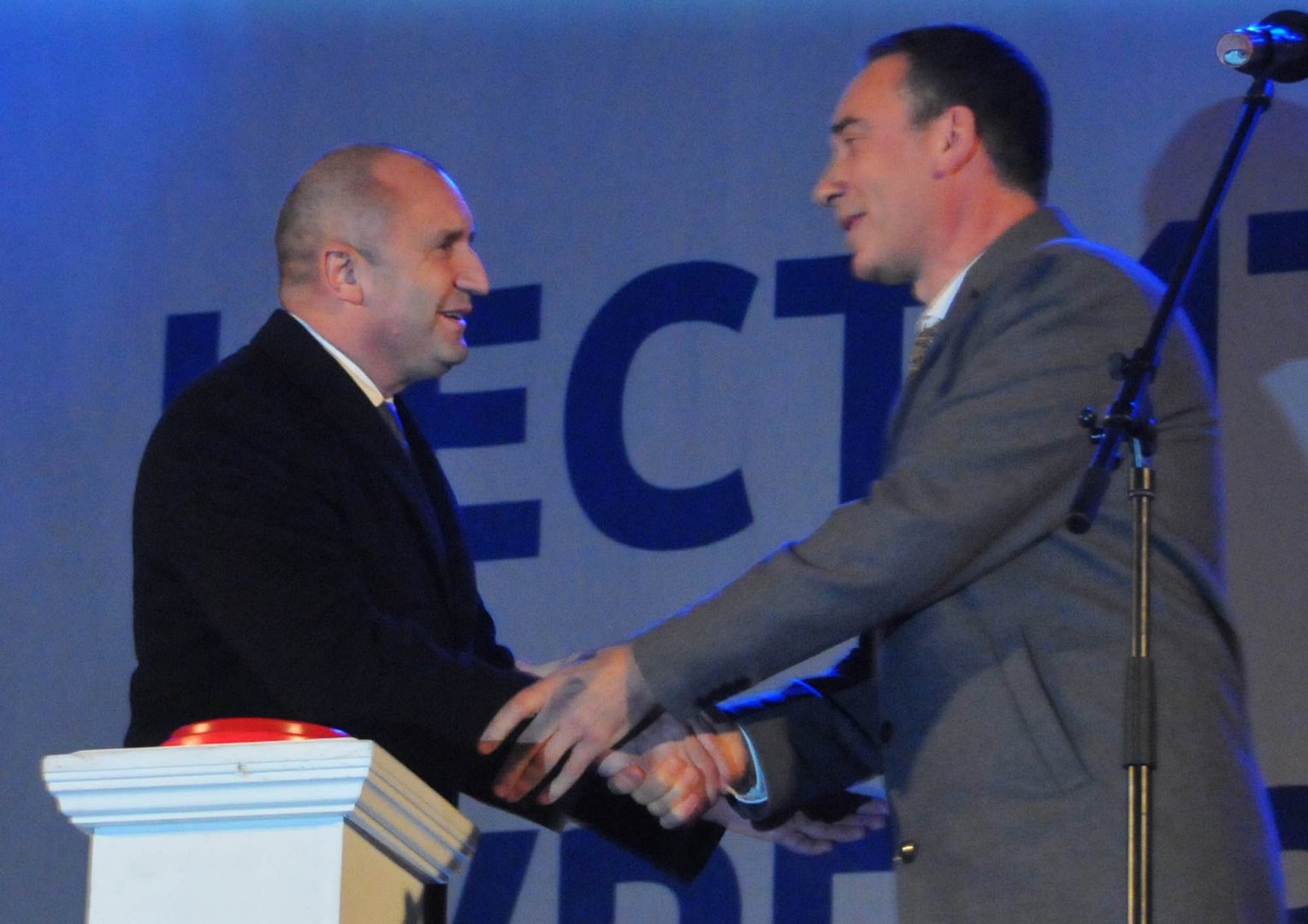 Кметът на Бургас Димитър Николов (вдясно) поздрави на сцената президента Румен Радев. Снимки Черноморие-бг