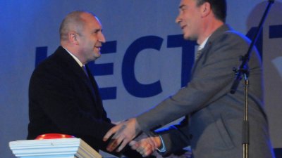 Кметът на Бургас Димитър Николов (вдясно) поздрави на сцената президента Румен Радев. Снимки Черноморие-бг