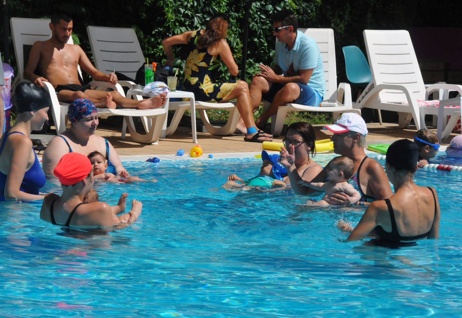 Плувният басейн Флора посреща най-малките посетители. Професионалният инструктор по ранно плуване Жана Пономаренко обучава бебета да плуват. В зависимост от възрастта, те са разделени по групи от по 6 деца - до 1 годинка и от 1 до 3 години. Заниманията се провеждат всеки вторник и четвъртък от 11.00 и от 11.30 часа и са на цена от 15.00 лева. Снимки Черноморие-бг