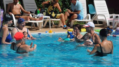 Плувният басейн Флора посреща най-малките посетители. Професионалният инструктор по ранно плуване Жана Пономаренко обучава бебета да плуват. В зависимост от възрастта, те са разделени по групи от по 6 деца - до 1 годинка и от 1 до 3 години. Заниманията се провеждат всеки вторник и четвъртък от 11.00 и от 11.30 часа и са на цена от 15.00 лева. Снимки Черноморие-бг