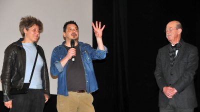 Режисьорът Андрей Паунов (в средата) и неговата съпруга Мария Паунова споделиха впечатления от работата по Януари пред бургаската публика. Снимка Черноморие-бг