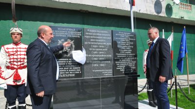 Кметът на Средец Иван Жабов (вляво) и Иво Антонов от Министерството на отбраната откриха Мемориала. Снимки Черноморие-бг