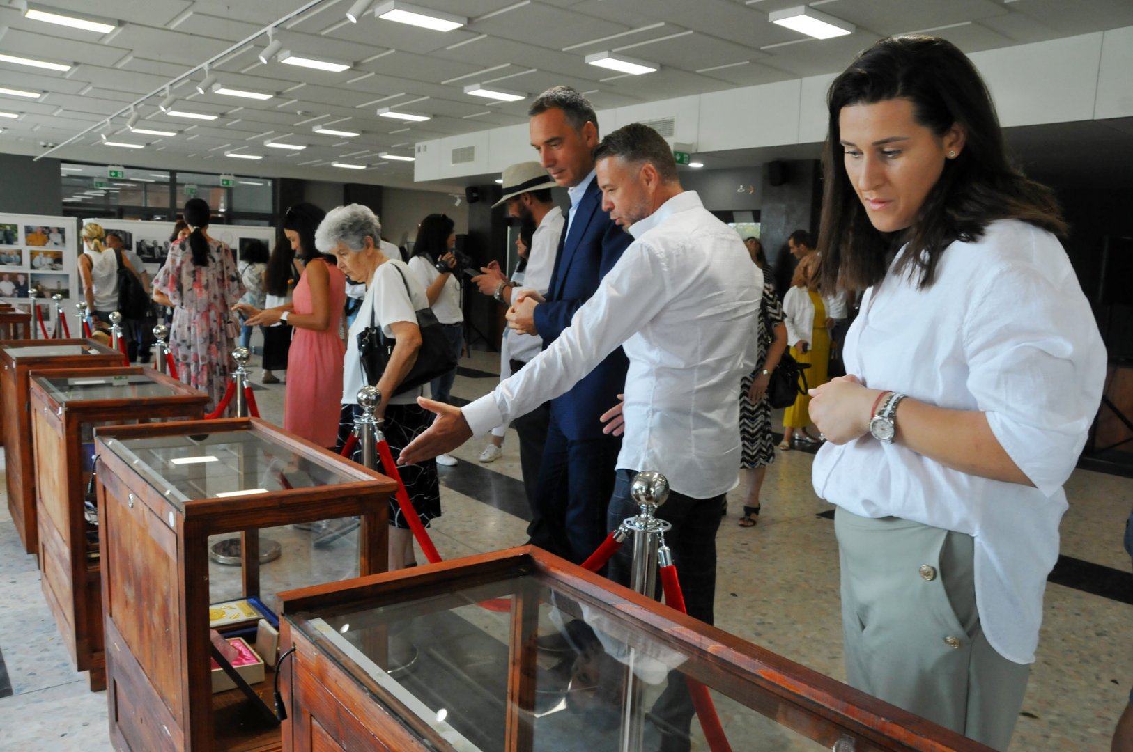 Кметът на Бургас Димитър Николов откри изложбата с лични вещи на Тоно Русев, подредена във фойаето на Културен дом на НХК. Снимки Черноморие-бг Ч