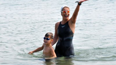 Най-малкият участник в маратона плува заедно с майка си. Снимки Лина Главинова