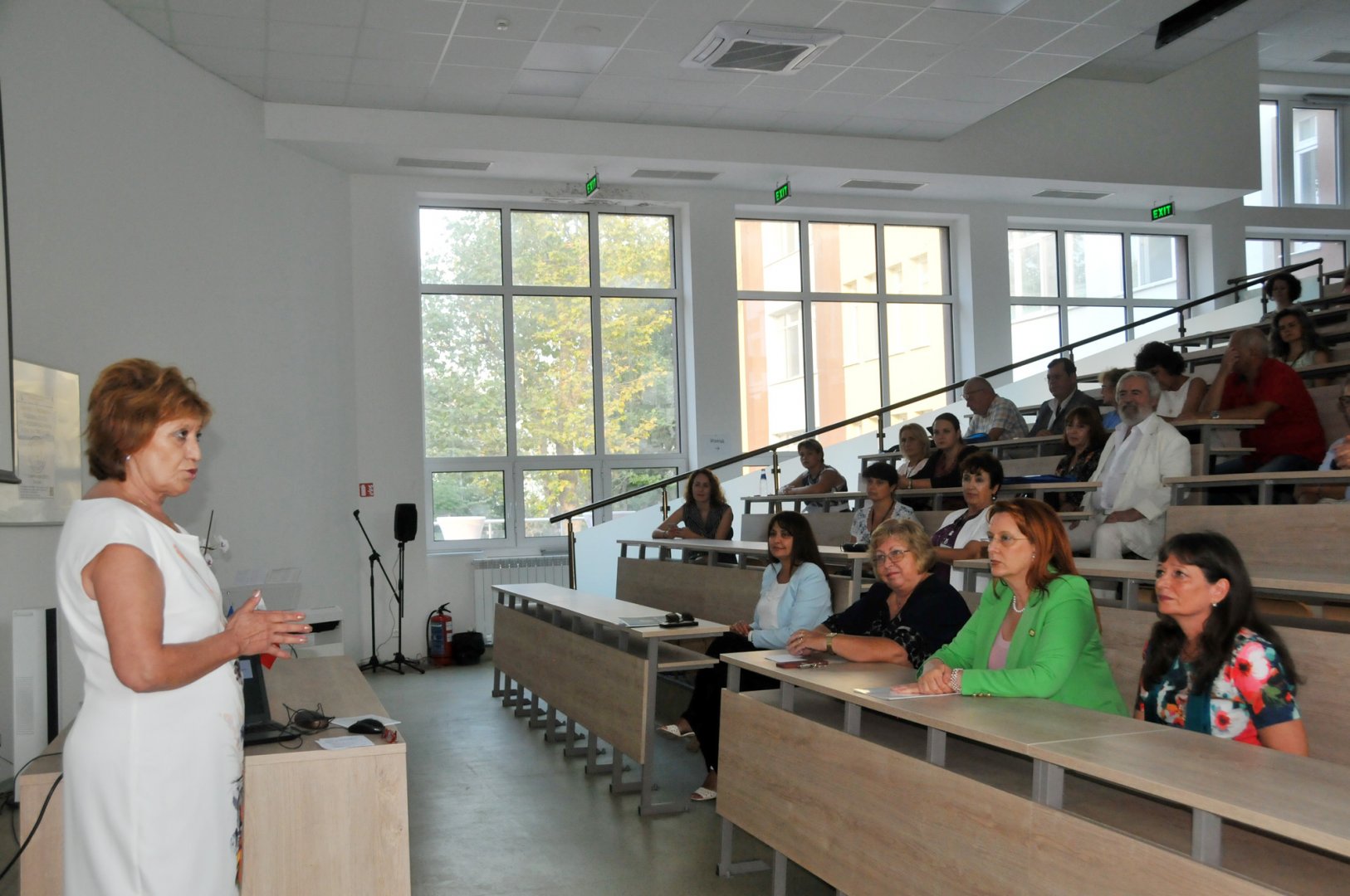 Председателят на Организационния комитет проф. Петя Цветкова (вляво) поздрави участниците и гостите на конгреса. Снимки Черноморие-бг