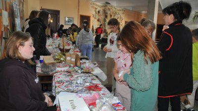 На Коледния базар са изложени ръчно изработени сладки, соленки, бижута и коледни картички.Снимки Черноморие-бг