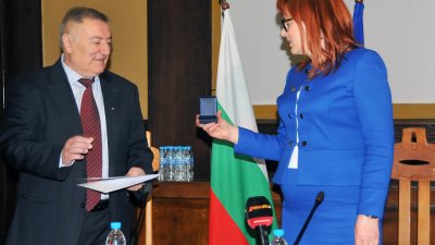 Мария Нейкова връчи ключа от кабинета на областния управител на Стойко Танков. Снимки Черноморие-бг