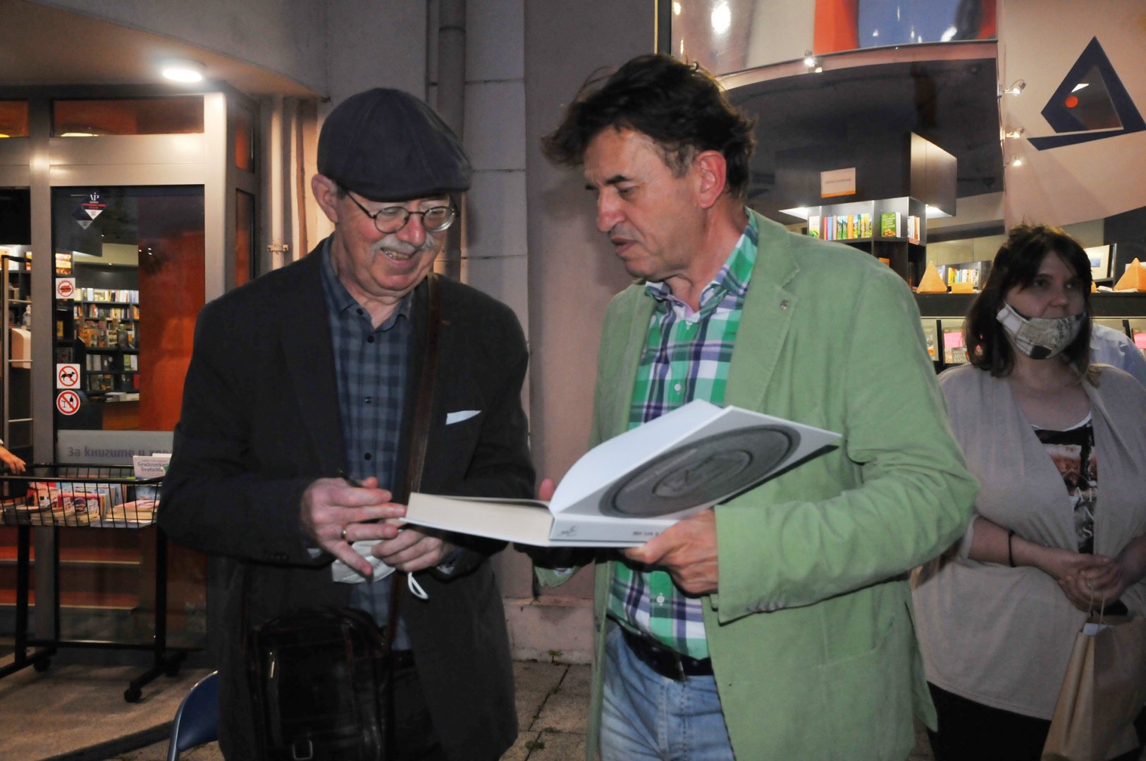 Авторът проф. Георги Дюлгеров (вляво) и редакторът Игор Марковски на премиерата в книжарница Хеликон. Снимки Черноморие-бг