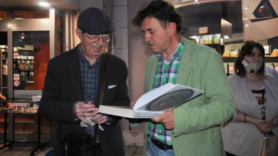 Авторът проф. Георги Дюлгеров (вляво) и редакторът на първата част на книгата Игор Марковски на премиерата в Бургас през 2020 г. Снимка Архив Черноморие-бг